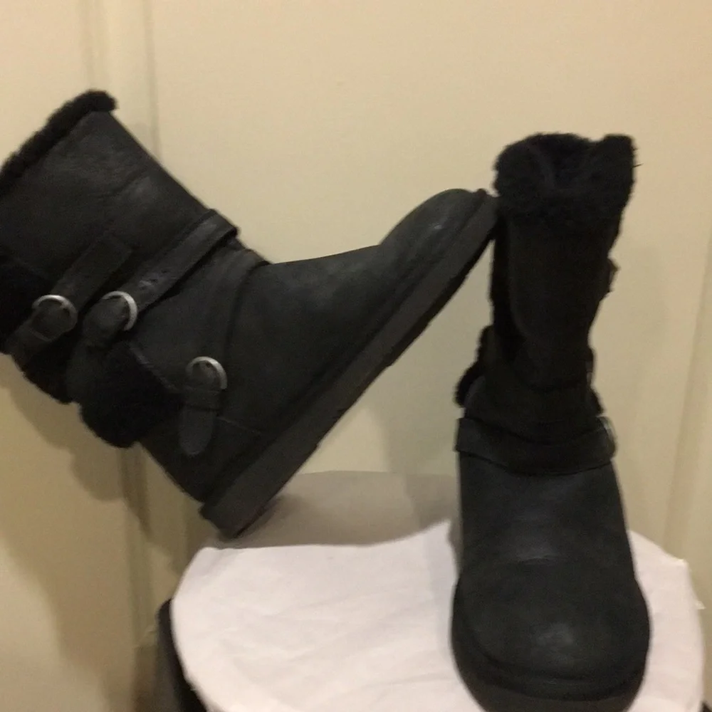 LIKE NEW! Ugg womens Becket Triple Buckle 1005380 Leather Shearling Boots size 8
